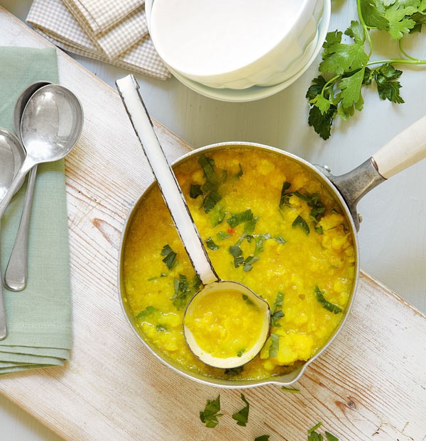 Image of Nigella's Cauliflower, Garlic and Turmeric Soup