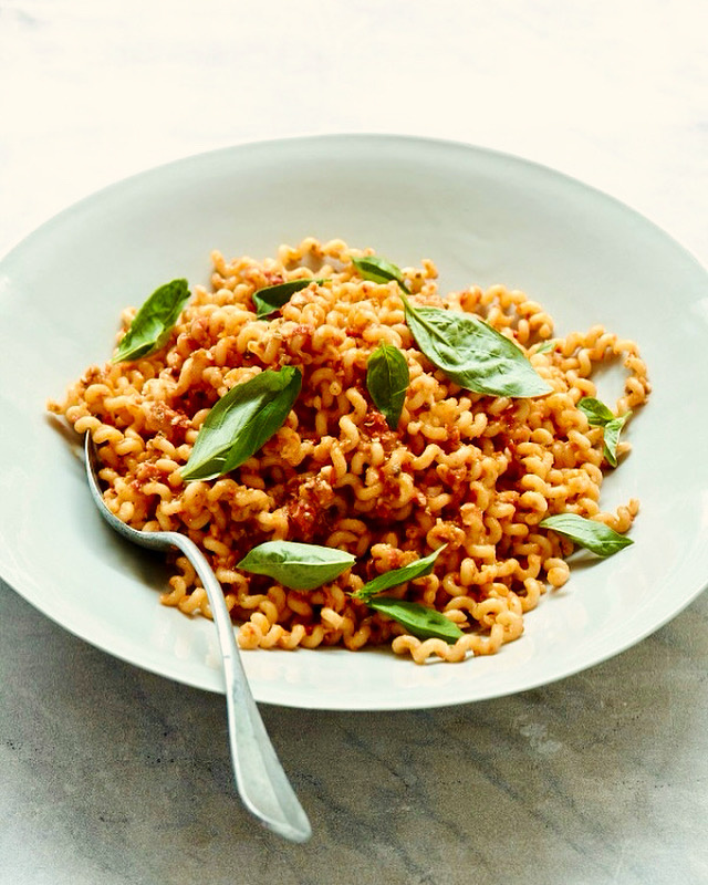 Sicilian Pasta With Tomatoes, Garlic & Almonds