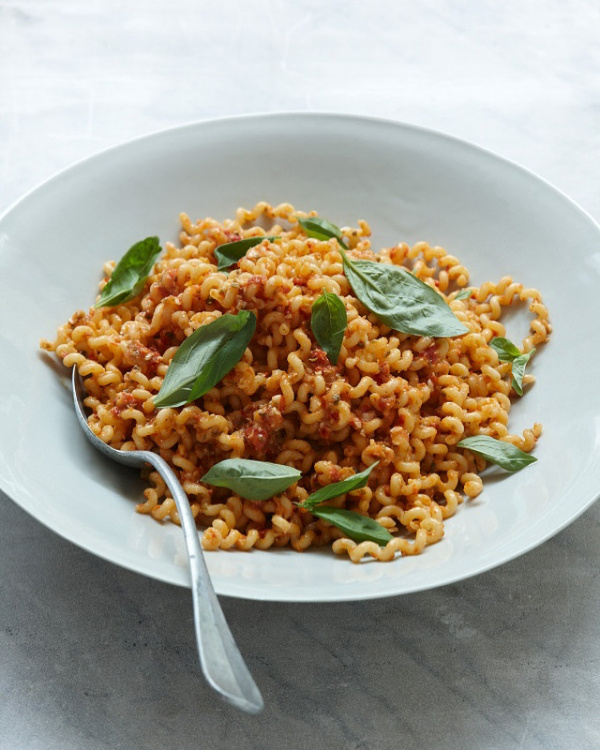 Sicilian Pasta With Tomatoes, Garlic & Almonds