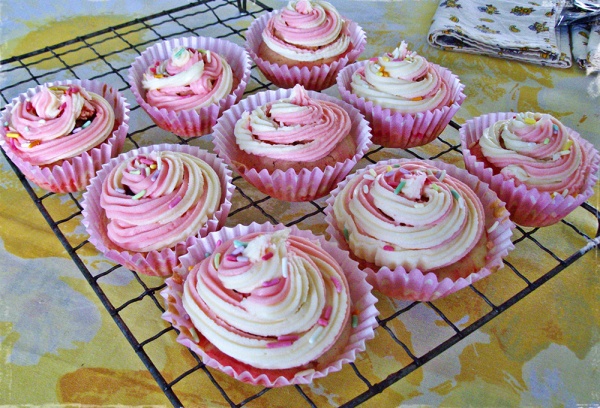 raspberri cupcakes: Polka Dot Icing Cake with Strawberry & Rhubarb