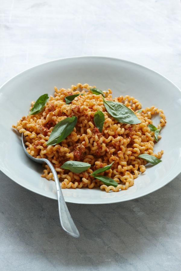 Sicilian Pasta With Tomatoes, Garlic & Almonds